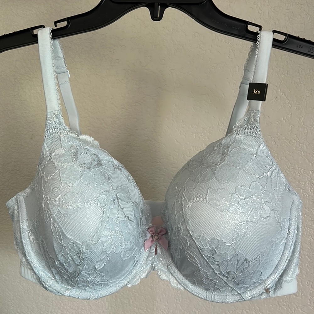 Victorias Secret bra. Size 38D. Full coverage lace bra.